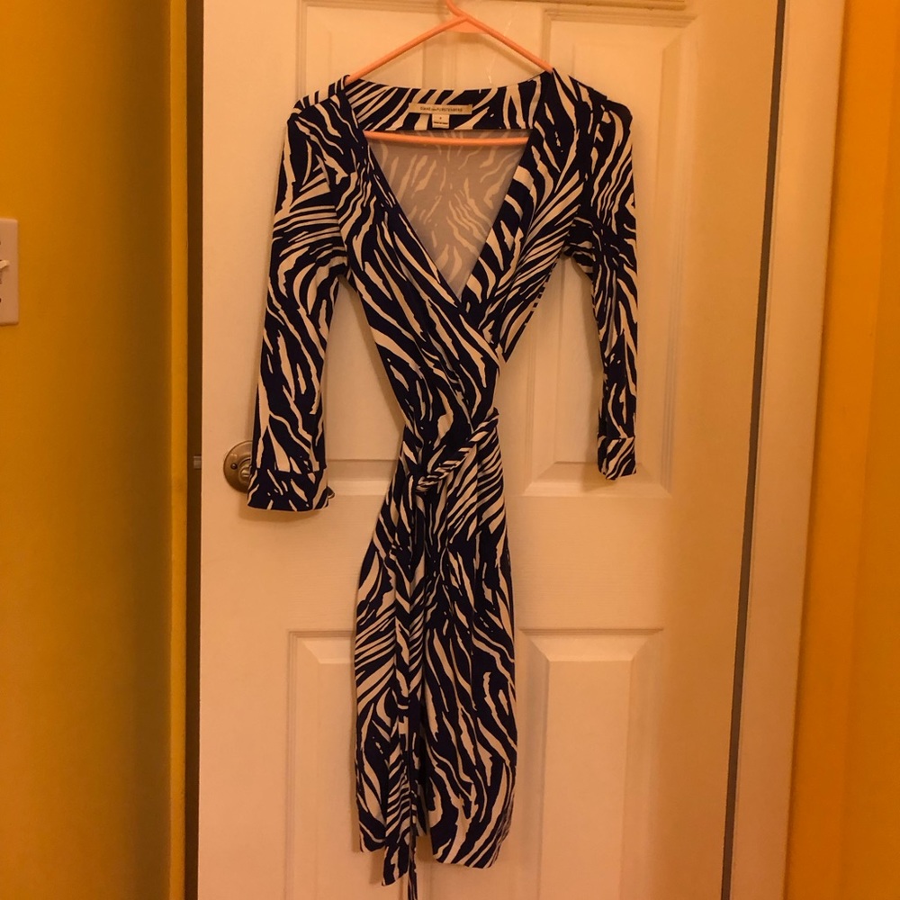 Diane Von Furstenberg size 2 blue and white Tiger striped wrap dress
